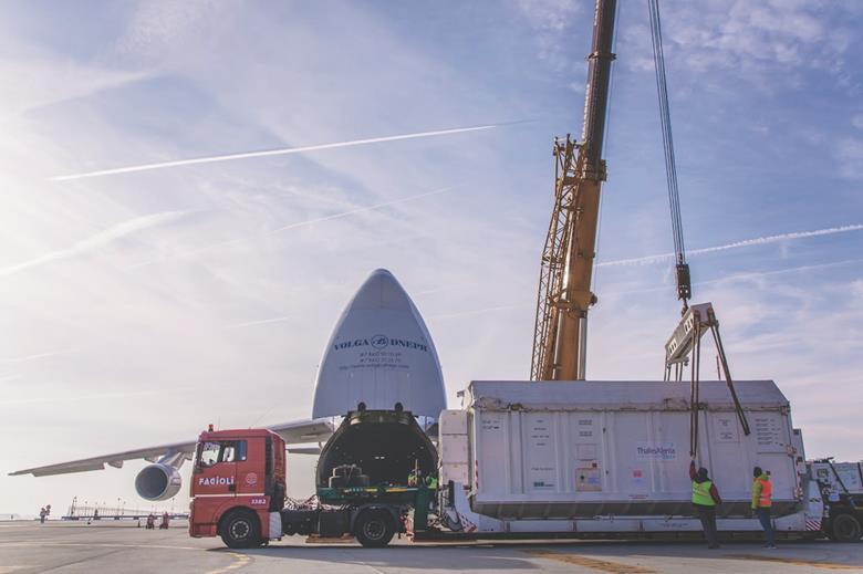 Xe container roomoc sàn chở hàng cảng hàng không

