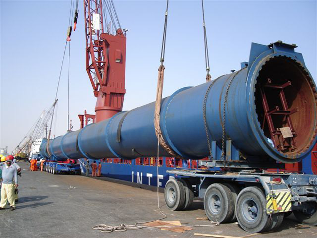 Xe đầu kéo chở hàng siêu trọng ống sắt dẫn nước dài 40m