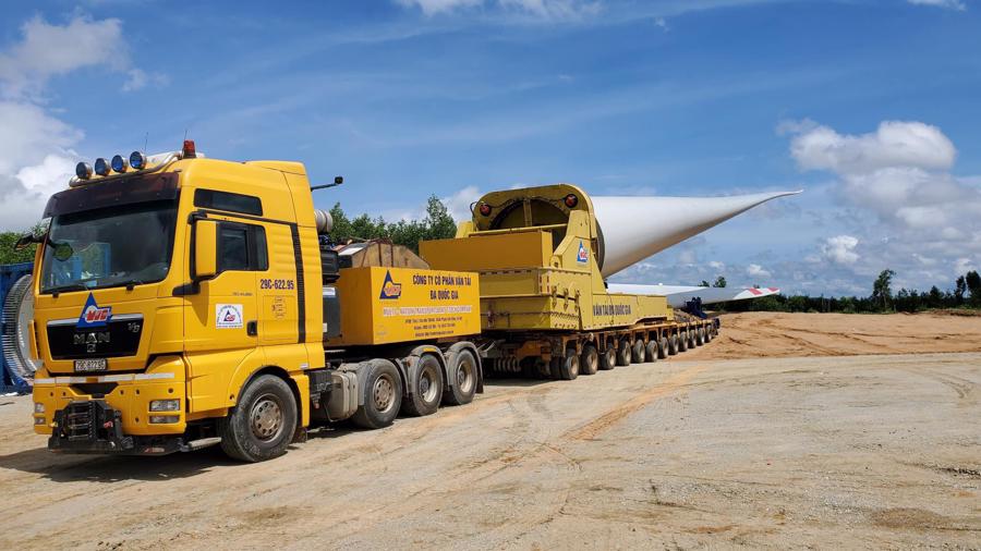 Xe tải chở hàng máy năng lượng gió