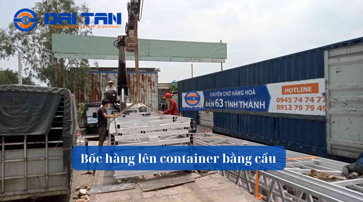 Bốc hàng lên container bằng cẩu