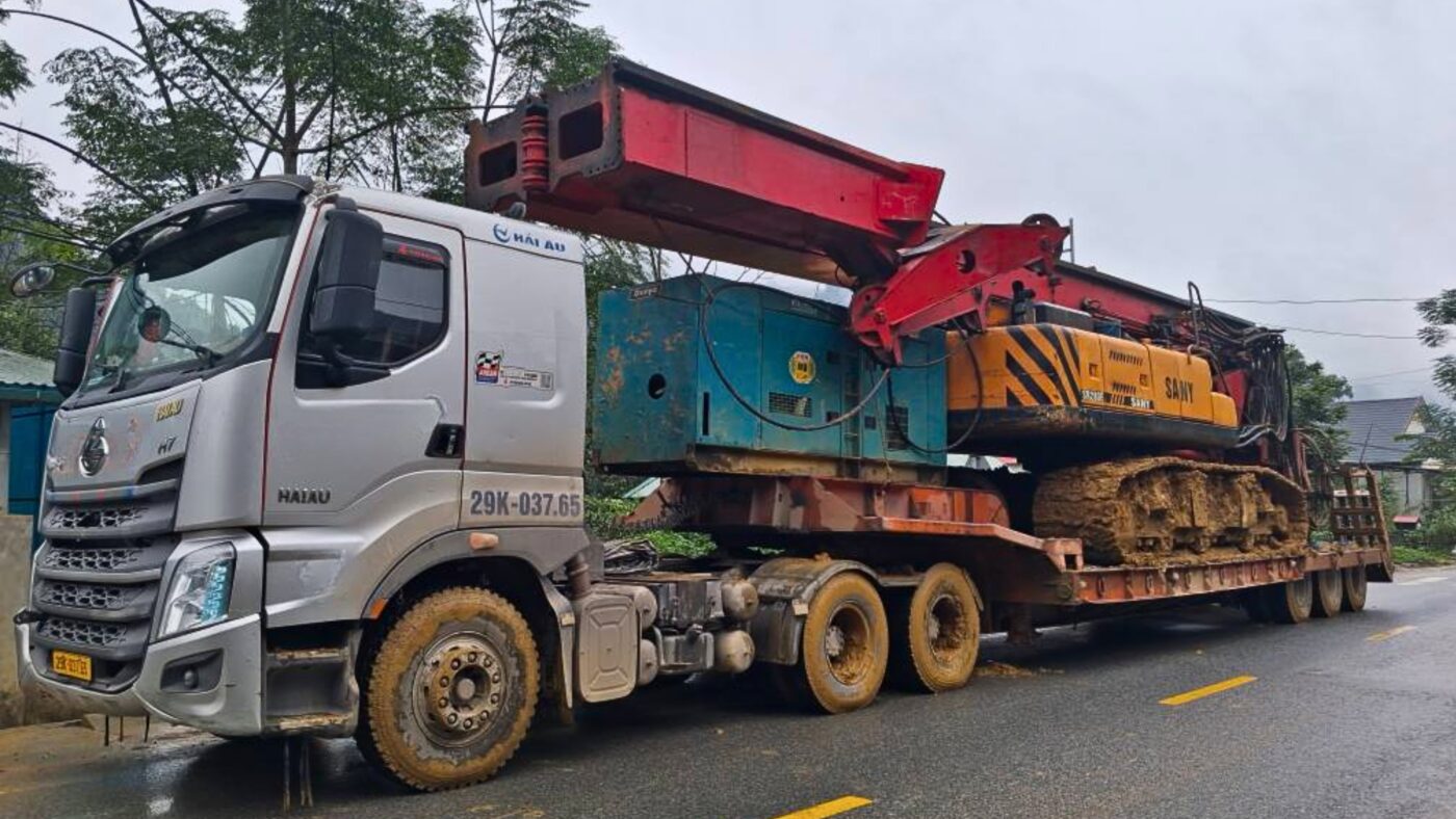 Vận chuyển máy khoan cọc nhồi bằng xe mooc lùn