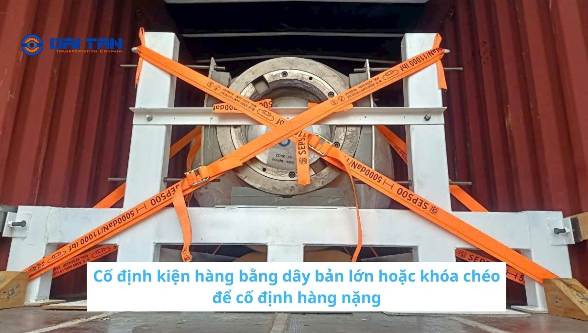 Cố định kiện hàng bằng các thiết bị chuyên dụng