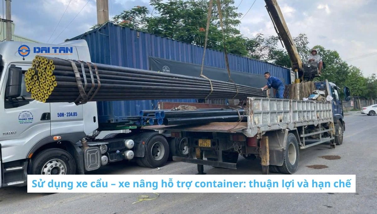 Sử dụng xe cẩu – xe nâng hỗ trợ container: thuận lợi và hạn chế