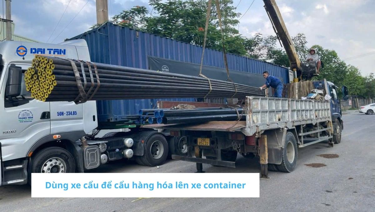 bốc xếp hàng lên container