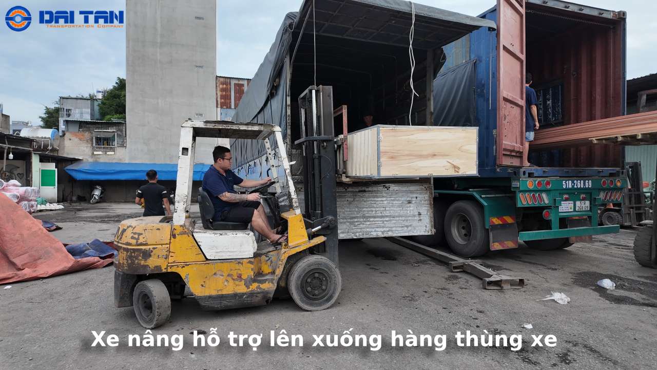 Xe nâng hỗ trợ lên xuống hàng thùng xe